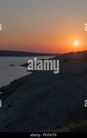 Croatie : vue panoramique au coucher du soleil à partir de la route sur l'île de Pag, la cinquième plus grande île de la côte croate dans le nord de la mer Adriatique Banque D'Images