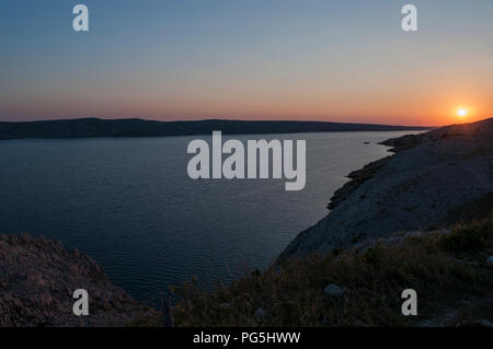 Croatie : vue panoramique au coucher du soleil à partir de la route sur l'île de Pag, la cinquième plus grande île de la côte croate dans le nord de la mer Adriatique Banque D'Images