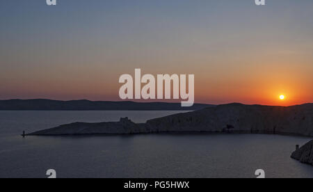 Croatie : vue panoramique au coucher du soleil à partir de la route sur l'île de Pag, la cinquième plus grande île de la côte croate dans le nord de la mer Adriatique Banque D'Images