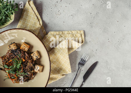 Composition des aliments avec du tofu et légumes soba avec décorées avec des graines germées de tournesol sur table gris Banque D'Images