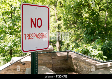 Aucun signe d'intrusion posté à côté d'escalier menant vers le bas dans une propriété privée. La verdure de l'heure d'été pendant la journée. Marquage signalisation ba illégal Banque D'Images