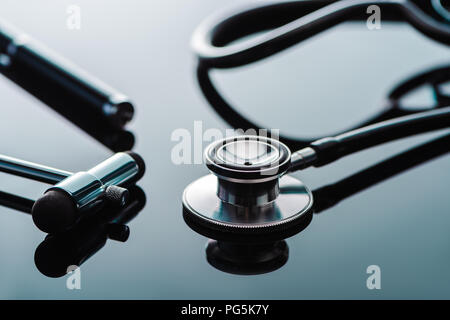 Focus sélectif de stéthoscope et marteau à réflexe sur la surface du verre Banque D'Images