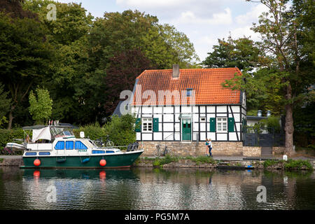 Maison à pans de bois sur la rivière Ruhr dans Muelheim sur la rivière Ruhr, Ruhr, Allemagne. An der Ruhr dans Fachwerkhaus Muelheim an der Ruhr, de Ruhr Banque D'Images