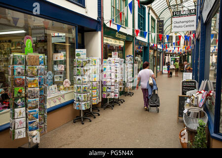 Royaume-uni, Angleterre, Devon, Okehampton, Fore Street, shoppers in Victorian shopping arcade vitrée Banque D'Images