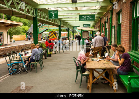 Royaume-uni, Angleterre, Devon, Okehampton, gare, les passagers à buffet tables sur la plate-forme Banque D'Images