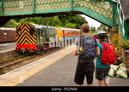 Royaume-uni, Angleterre, Devon, Okehampton, gare, les passagers à la gare ferroviaire de Dartmoor Banque D'Images