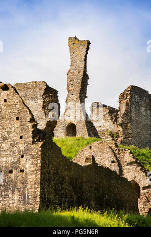 Royaume-uni, Angleterre, Devon, Okehampton, vestiges de l'époque médiévale motte et bailey château Banque D'Images