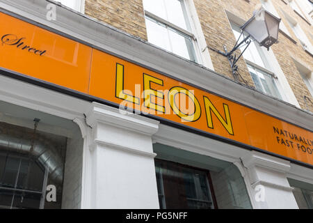 Succursale de Leon la saine alimentation restaurant à Watling Street dans la ville de Londres Banque D'Images