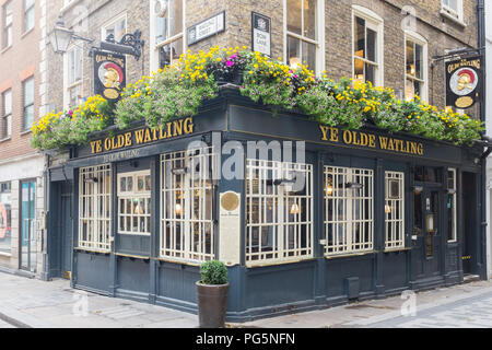 Ye Olde Watling pub traditionnel à l'angle de Bow Lane et Watling Street dans la ville de Londres Banque D'Images