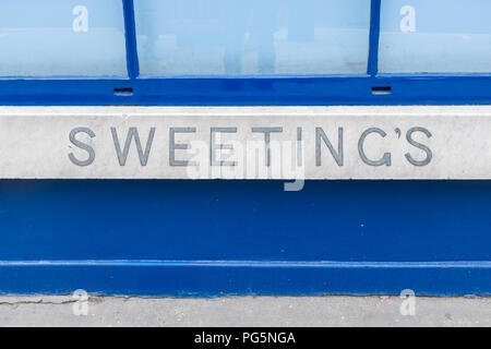 Inscrivez-vous sur châssis de fenêtre de célèbre Sweeting's restaurant de poissons dans la reine Victoria Street, City of London Banque D'Images
