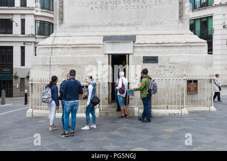 Les touristes attendent pour entrer le monument au grand incendie de Londres à monter des marches à plate-forme d'observation Banque D'Images