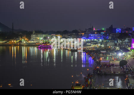 Pushkar, Inde - Nov 5, 2017. Vue sur lac Pushkar et la ville la nuit. Pushkar est un lieu de pèlerinage pour les hindous et les Sikhs, situé dans la région de Rajas Banque D'Images