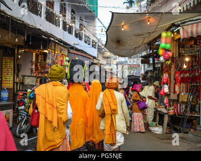 Pushkar, Inde - Nov 5, 2017. La Marche des femmes sur la rue à Pushkar, Inde. Pushkar est un lieu de pèlerinage pour les hindous et les Sikhs, situé dans la région de Rajast Banque D'Images