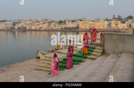 Pushkar, Inde - Nov 5, 2017. Les femmes indiennes au lieu saint à Pushkar, Inde. Pushkar est un lieu de pèlerinage pour les hindous et les Sikhs, situé dans la région de Raja Banque D'Images