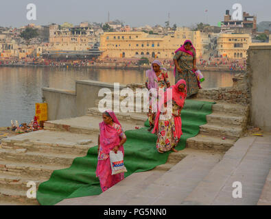 Pushkar, Inde - Nov 5, 2017. Les femmes indiennes au lieu saint à Pushkar, Inde. Pushkar est un lieu de pèlerinage pour les hindous et les Sikhs, situé dans la région de Raja Banque D'Images