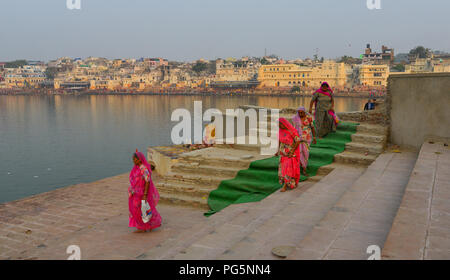 Pushkar, Inde - Nov 5, 2017. Les femmes indiennes au lieu saint à Pushkar, Inde. Pushkar est un lieu de pèlerinage pour les hindous et les Sikhs, situé dans la région de Raja Banque D'Images