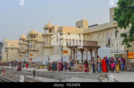 Pushkar, Inde - Nov 5, 2017. Les femmes indiennes au lieu saint à Pushkar, Inde. Pushkar est un lieu de pèlerinage pour les hindous et les Sikhs, situé dans la région de Raja Banque D'Images