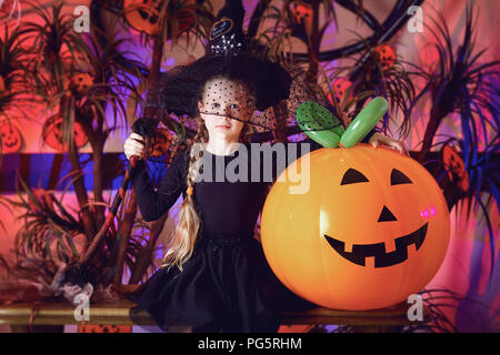 Drôle de petite fille dans un costume d'Halloween Banque D'Images