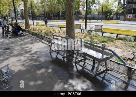 14 août 2018 - Paris, France : avec rampe d'accès de l'eau pour les migrants près de porte de la chapelle. Point dÕeau onu une destination des migrants installes pres de porte de la chapelle. *** FRANCE / PAS DE VENTES DE MÉDIAS FRANÇAIS *** Banque D'Images