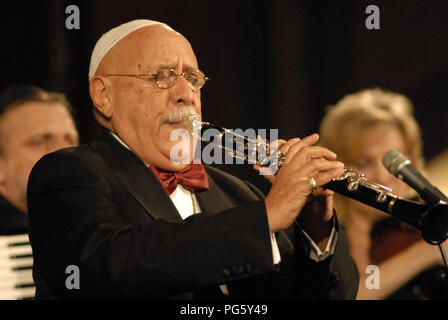 Berlin, DEU, 17.09.2011 : Portrait Giora Feidman (Argentine / Allemagne, né le 25 mars 1936 à Buenos Aires) et le clarinettiste soliste instrumental de musique klezmer, sur son 65e anniversaire et concert 75e anniversaire Anniversaire à Synagogue Rykestrasse Banque D'Images