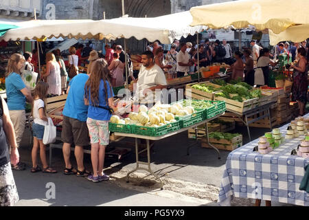 Vous pourrez vous promener dans le célèbre Shopping Marché dimanche à Issigeac, SW France en août 2018. Banque D'Images