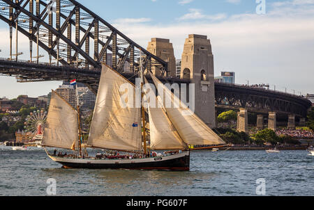 Tall Ship Tecla passant sous le pont du port de Sydney, Sydney, NSW, Australie, le 5 octobre 2013 Banque D'Images