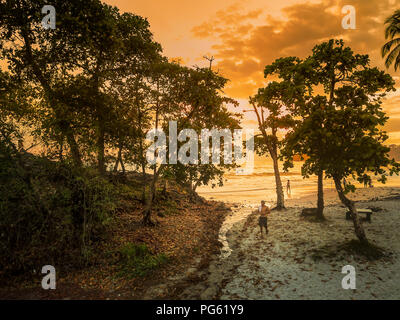 Personnes pour le coucher du soleil sur la plage, le parc national Corcovado, péninsule d'Osa, au Costa Rica. Cette image est tourné à l'aide d'un drone. Banque D'Images