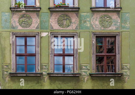 Quelques fenêtres et des sculptures en pierre sur un vieux bâtiment dans la vieille ville renaissance à Poznań (Pologne), Poznan Banque D'Images