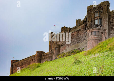 Le Donjon, remparts et King's Hall au château de Bamburgh, Northumberland, England, UK Banque D'Images