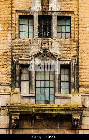 Vitraux brisés à l'ancien cinéma Odeon à Newcastle, Angleterre, Royaume-Uni Banque D'Images