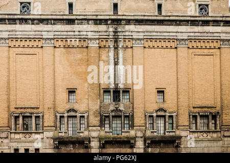 Vitraux brisés et des murs de l'ancien cinéma Odeon à Newcastle, Angleterre, Royaume-Uni Banque D'Images