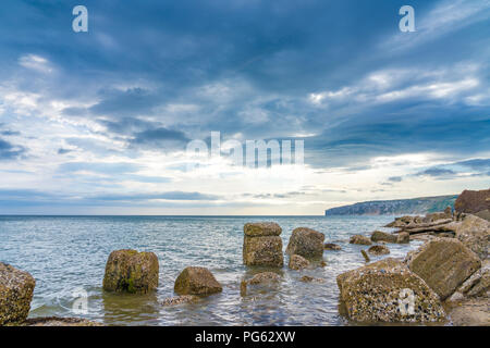 Filey Bay Beach sur Yorkshire Coast près de Reighton Speeton et écart au lever du soleil Banque D'Images