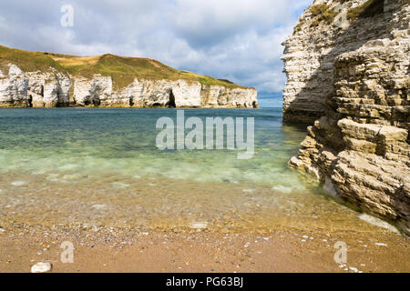 Belle et North Landing Beach Cove sur la côte du Yorkshire UK Banque D'Images