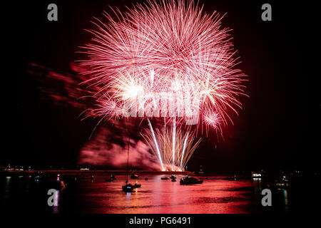 Feu d'artifice sur le port de Plymouth en 2018 dans le cadre de championnats d'artifice de 'Fireworks' Phoenix. Août 2018 Banque D'Images