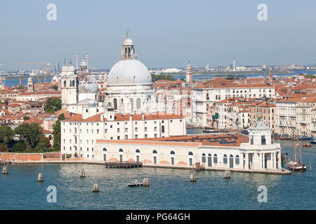 Vue aérienne de Punta della Dogana et Basilica di Santa Maria della Salute, Venise, Vénétie, Italie avec le canal Giudecca et Grand Canal. Vue de Ma Banque D'Images