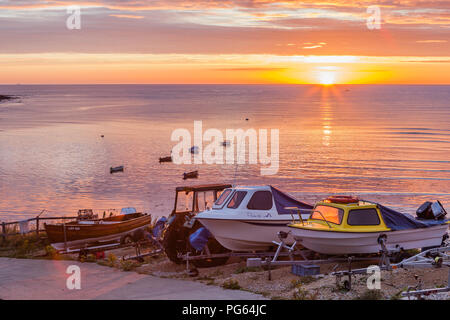 Bateaux sur la plage et mer à robin hoods bay Banque D'Images