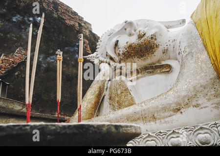 Statue de Bouddha en pierre sculpté ; wat/temple complexe dans le vieux royaume de Siam, Ayutthaya, Thaïlande Banque D'Images