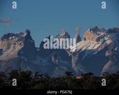 Parc National Torres del Paine (espagnol : Parque Nacional Torres del Paine) avec les tours de Paine Paine et cornes, le sud de la Patagonie chilienne. Banque D'Images