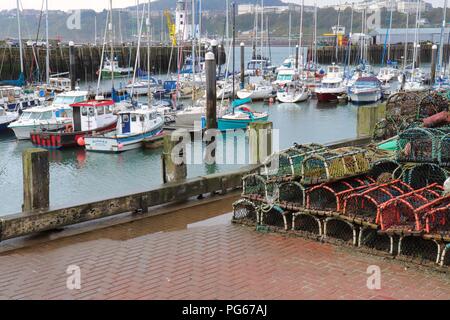 Casiers à homard sur quai de port de Scarborough Banque D'Images
