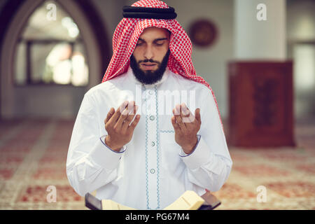 L'homme religieux musulman de prier à l'intérieur de la mosquée Banque D'Images