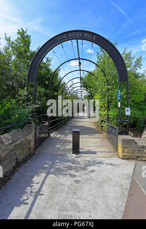 Une section des cinq déversoirs à pied de la rivière Don et une partie de la National Cycle route réseau 6, Sheffield, South Yorkshire, Angleterre, Royaume-Uni. Banque D'Images