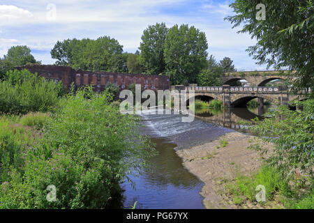 La Norfolk Bridge et Midland Viaduc Ferroviaire span la rivière Don à Burton Weir une partie du cinq déversoirs à pied, Sheffield, South Yorkshire, Angleterre, Royaume-Uni. Banque D'Images