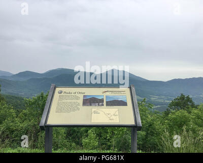 Peaks Of Otter signe historique donnent sur Vista Voir écoutant Hill, sommet plat, Sharp Top Peaks Appalachian Trail montagnes Blue Ridge Parkway en Virginie Banque D'Images