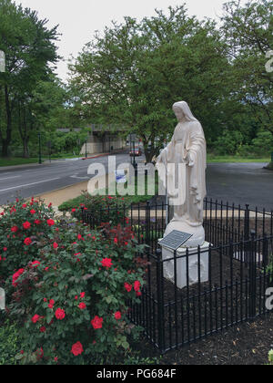 Belle Vierge Marie Mère sereine foi chrétienne Religion spirituelle Memorial Monument Sculpture Statue Jardin de roses à l'extérieur de l'Église Catholique Banque D'Images