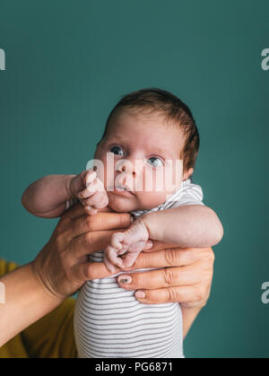 Mother's hands holding baby girl Banque D'Images