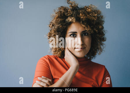 Portrait of a smiling woman with hand on chin Banque D'Images