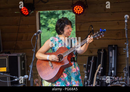 Connue internationalement pour des doigts, chant obsédant et complexe histoire de chansons, de dire Mary James voyages les genres de bluegrass, de folk-rock et blues. Mary moyenne, un natif de la Floride maintenant basé à Nashville, a commencé sa vie comme un prodige musical, pourrait lire la musique avant qu'elle puisse lire les mots et co-écrit des chansons à l'âge de cinq ans. Par l'âge de sept ans elle était compétente sur la guitare, banjo, violon, & et diverti les foules à travers les États-Unis avec son compétences instrumentales et vocales. Sa vie a été un long chemin parsemé de show TV, radio, et le cinéma. À ce jour elle joue 11 instruments. Banque D'Images