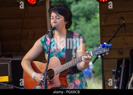 Connue internationalement pour des doigts, chant obsédant et complexe histoire de chansons, de dire Mary James voyages les genres de bluegrass, de folk-rock et blues. Mary moyenne, un natif de la Floride maintenant basé à Nashville, a commencé sa vie comme un prodige musical, pourrait lire la musique avant qu'elle puisse lire les mots et co-écrit des chansons à l'âge de cinq ans. Par l'âge de sept ans elle était compétente sur la guitare, banjo, violon, & et diverti les foules à travers les États-Unis avec son compétences instrumentales et vocales. Sa vie a été un long chemin parsemé de show TV, radio, et le cinéma. À ce jour elle joue 11 instruments. Banque D'Images