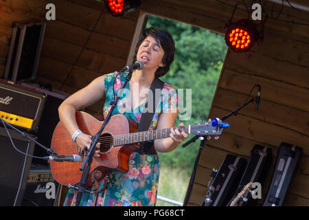 Connue internationalement pour des doigts, chant obsédant et complexe histoire de chansons, de dire Mary James voyages les genres de bluegrass, de folk-rock et blues. Mary moyenne, un natif de la Floride maintenant basé à Nashville, a commencé sa vie comme un prodige musical, pourrait lire la musique avant qu'elle puisse lire les mots et co-écrit des chansons à l'âge de cinq ans. Par l'âge de sept ans elle était compétente sur la guitare, banjo, violon, & et diverti les foules à travers les États-Unis avec son compétences instrumentales et vocales. Sa vie a été un long chemin parsemé de show TV, radio, et le cinéma. À ce jour elle joue 11 instruments. Banque D'Images