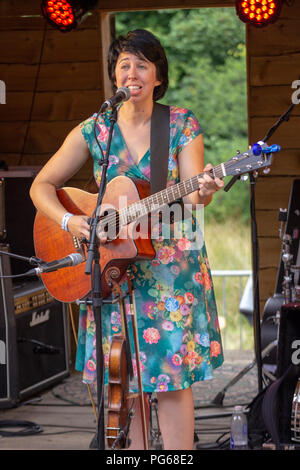 Connue internationalement pour des doigts, chant obsédant et complexe histoire de chansons, de dire Mary James voyages les genres de bluegrass, de folk-rock et blues. Mary moyenne, un natif de la Floride maintenant basé à Nashville, a commencé sa vie comme un prodige musical, pourrait lire la musique avant qu'elle puisse lire les mots et co-écrit des chansons à l'âge de cinq ans. Par l'âge de sept ans elle était compétente sur la guitare, banjo, violon, & et diverti les foules à travers les États-Unis avec son compétences instrumentales et vocales. Sa vie a été un long chemin parsemé de show TV, radio, et le cinéma. À ce jour elle joue 11 instruments. Banque D'Images